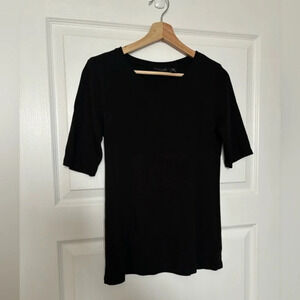 TAHARI  Basic T-Shirt